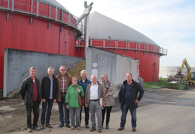 Gruppenbild vor Biogasanlage